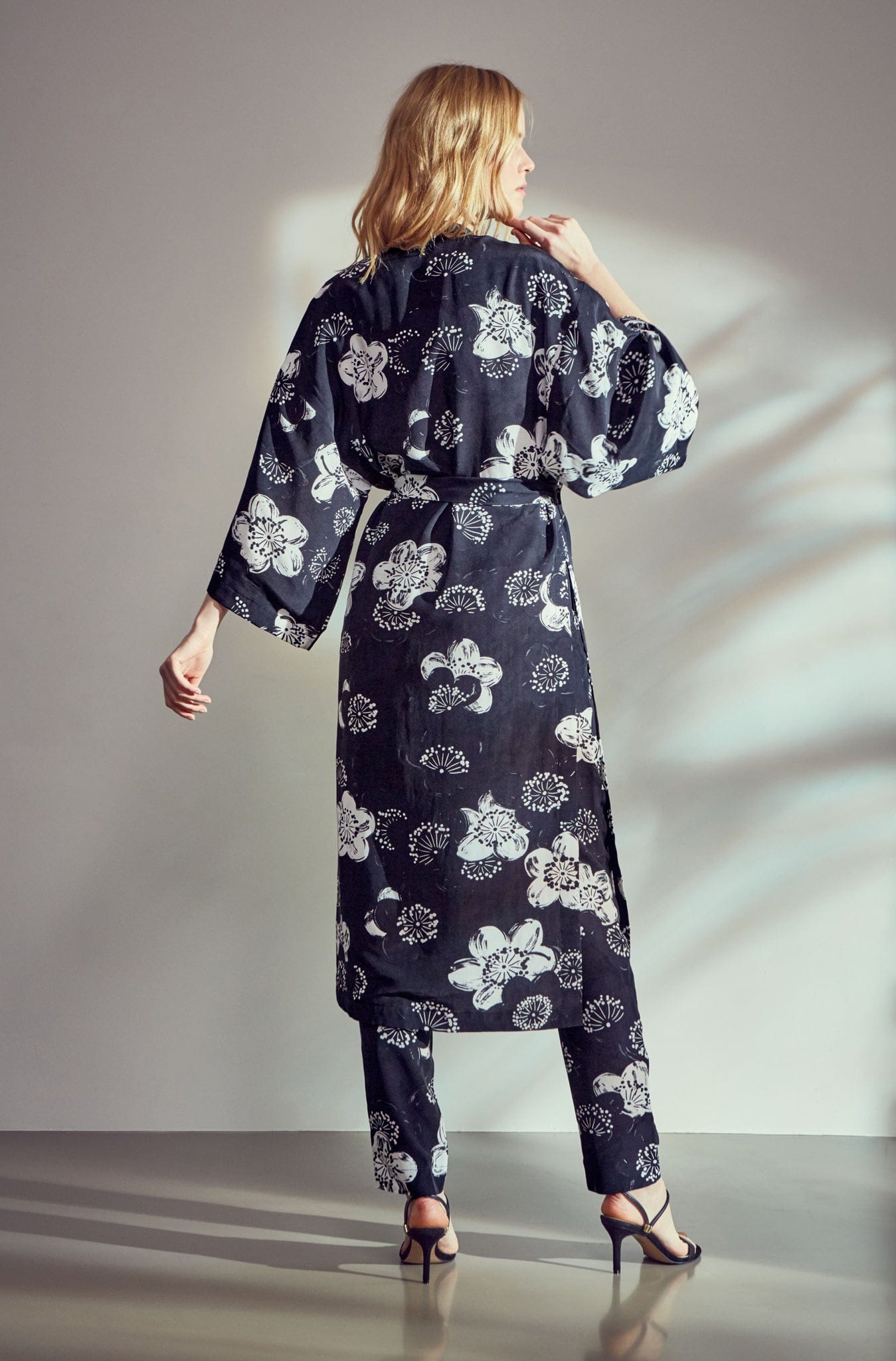 RobeDeVoyage Kimono One size Onyx Blooms