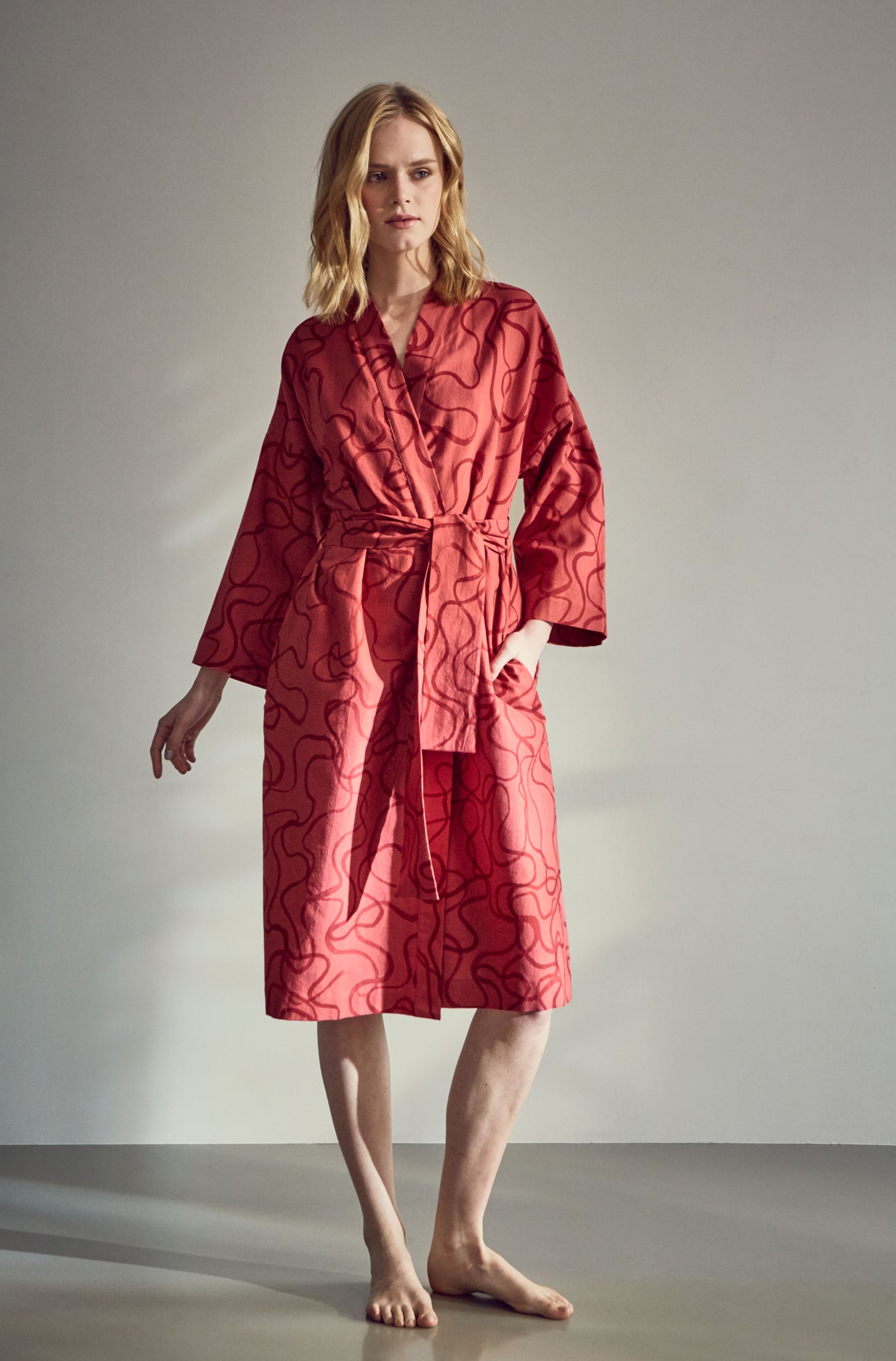 Khadi cotton robe, hand spun and hand woven from sustainable cotton in India. Hand printed with original Robe de Voyage designs. Sustainable luxury for the conscious consumer. Perfect gift for an expecting mother or to give as a house gift. 