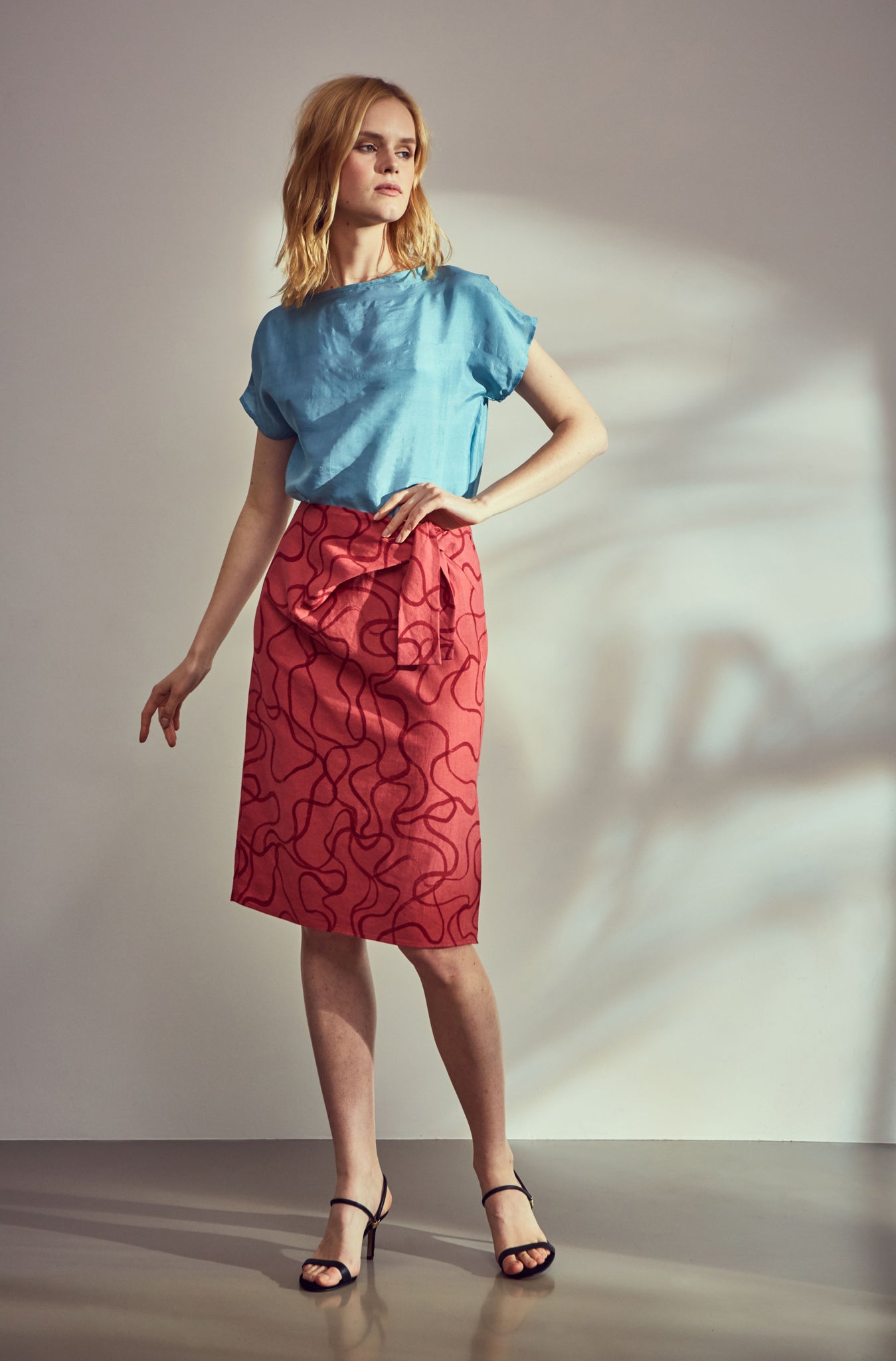 Hand woven cotton skirt, hand printed khadi cotton, made by hand. Sustainable luxury brand Robe de Voyage brings you affordable luxury that supports rural communities of women in India by supporting local crafts and traditions. 